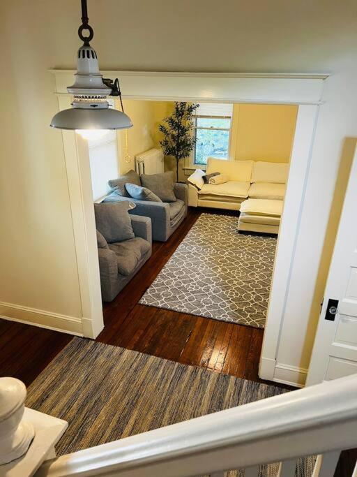 4 Bedroom Dc's Location With Parking, Walk To Clarendon Metro, Shopping And Nightlife! *