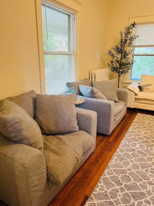 4 Bedroom Dc's Location With Parking, Walk To Clarendon Metro, Shopping And Nightlife! *
