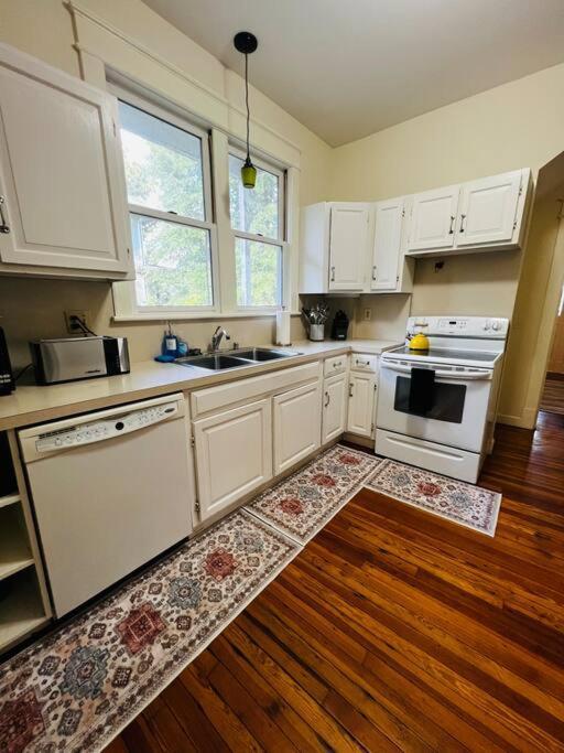 4 Bedroom Dc's Location With Parking, Walk To Clarendon Metro, Shopping And Nightlife! Arlington