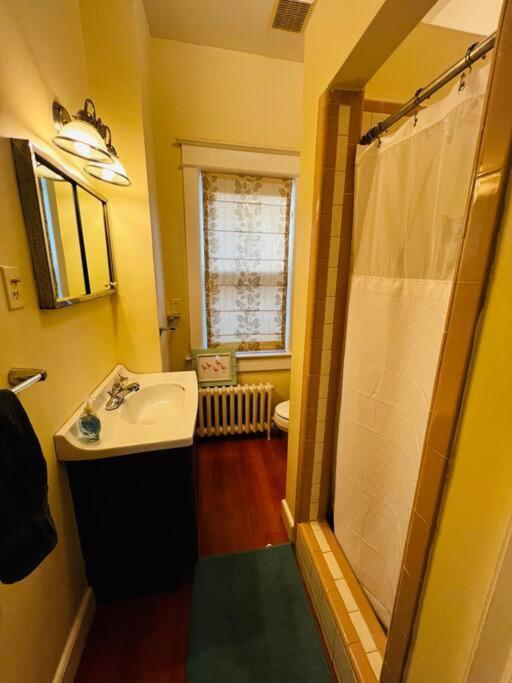 4 Bedroom Dc's Location With Parking, Walk To Clarendon Metro, Shopping And Nightlife! *