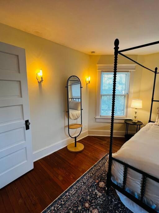 4 Bedroom Dc's Location With Parking, Walk To Clarendon Metro, Shopping And Nightlife! * Arlington