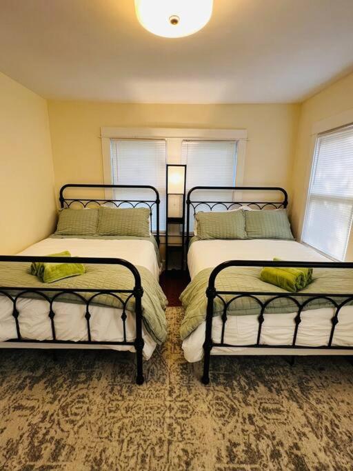 Villa 4 Bedroom Dc's Location With Parking, Walk To Clarendon Metro, Shopping And Nightlife! Arlington