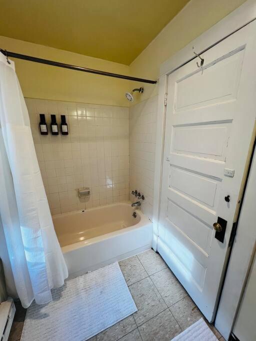 Villa 4 Bedroom Dc's Location With Parking, Walk To Clarendon Metro, Shopping And Nightlife!