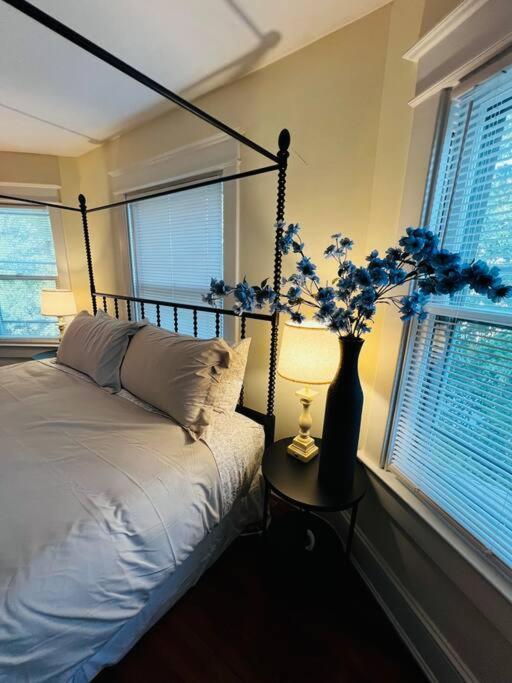 4 Bedroom Dc's Location With Parking, Walk To Clarendon Metro, Shopping And Nightlife! *