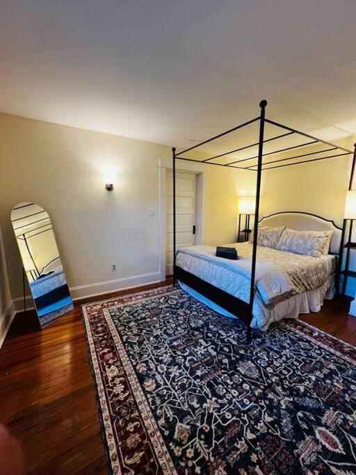 4 Bedroom Dc's Location With Parking, Walk To Clarendon Metro, Shopping And Nightlife! Villa
