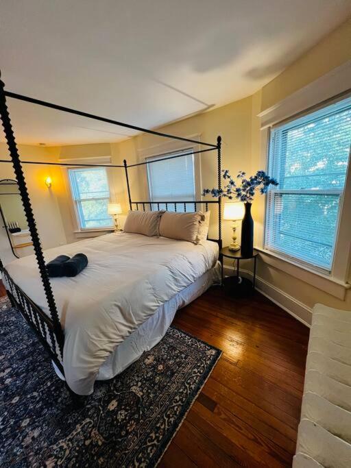 Villa 4 Bedroom Dc's Location With Parking, Walk To Clarendon Metro, Shopping And Nightlife! *