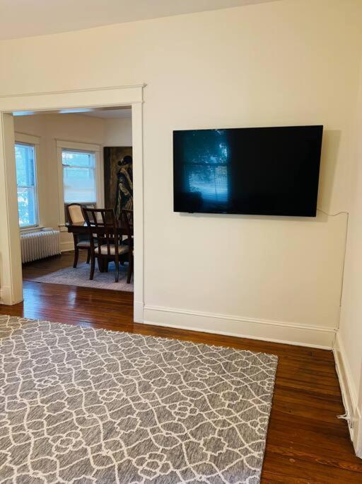 4 Bedroom Dc's Location With Parking, Walk To Clarendon Metro, Shopping And Nightlife! Arlington